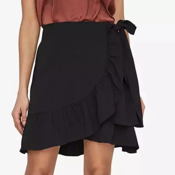 NWT Vero Moda Wrap Skirt CITA Bobble Wrap Skirt Black Size Small - Picture 1 of 6